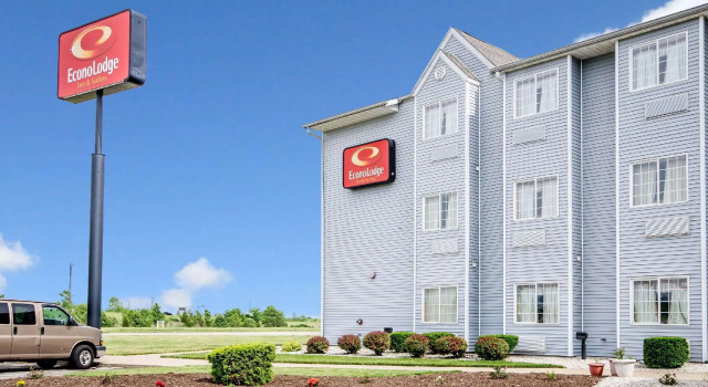 Люкс Econo Lodge Inn & Suites Evansville East