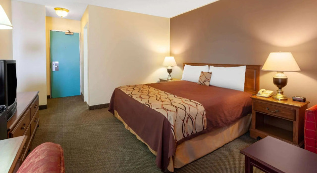 Двухместный номер Standard Travelodge by Wyndham Cleveland Airport