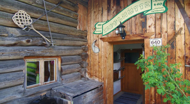 Quaint Mountain Hut in Hippach With Garden and Barbeque, Rezerwuj Dom wakacyjny Hotele w Tyrol z parkingiem, Parking