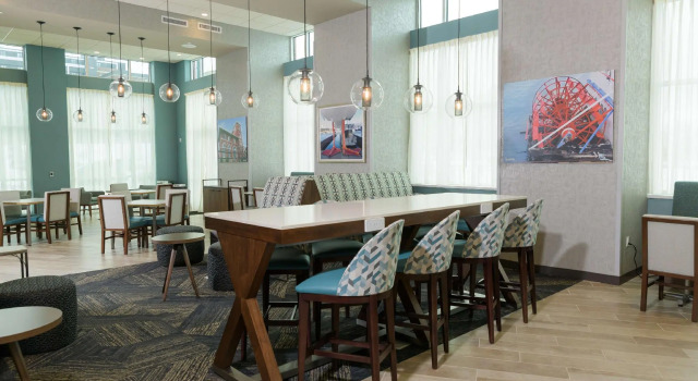 Четырёхместный номер Standard Hampton Inn & Suites Erie Bayfront