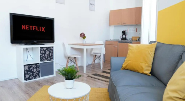 FULL HOUSE Studios - Yellow Apartment - NETFLIX + Nescafé, Prenota Appartamento Hotel a Garz con parcheggio, Parcheggio