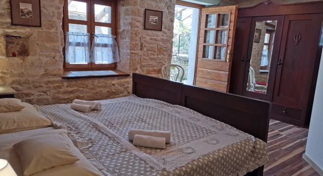 House Peresiji, Prenota Hotel Pusti Istarskaya zhupania