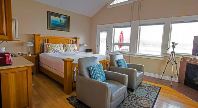 Люкс Birds of a Feather Victoria Oceanfront Studio Suites