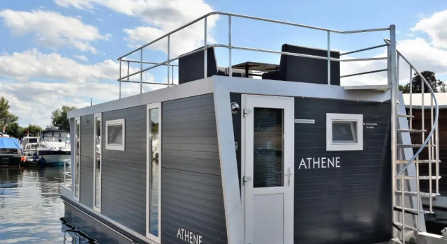 Коттедж Cosy floating boatlodge Athene