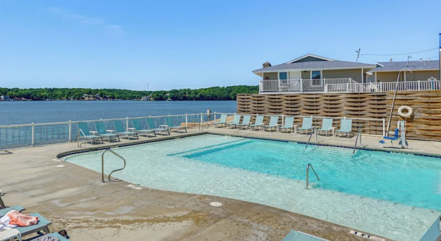 Ultimate Lake Getaway in Osage Beach, Resort Perks, Забронировать Курортный отель Курортные отели Осейдж-Бич, рядом с Ozark Distillery and Brewery, Курортный отель