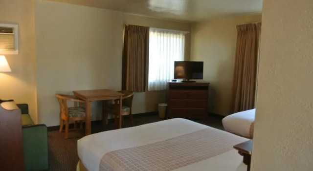 Семейный люкс с 2 комнатами Vino Inn & Suites