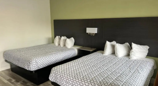 Четырёхместный номер Standard Discovery Inn Monterey Bay