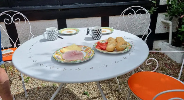 Коттедж с 2 комнатами Bournemouth secluded cottage 10mins walk to beach