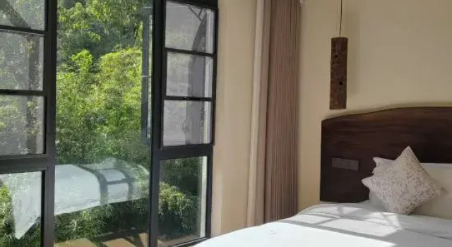 Люкс с 3 комнатами Yuncijian Private Hot Spring Homestay (Emeishan Baoguo Temple Tourist Center)
