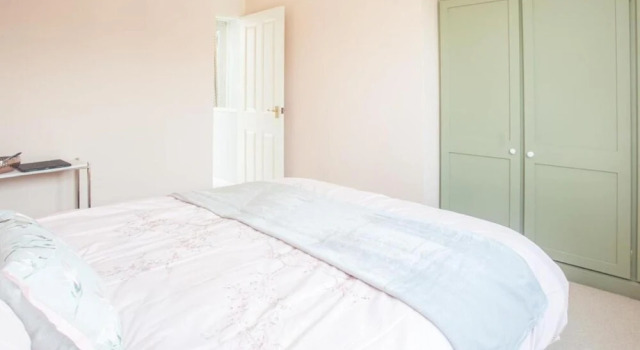 Sunny and Bright 1 Bed Apartment in London, Забронировать Апартаменты/квартира Отели Лондона с парковкой, рядом с Уайт Сити, Парковка