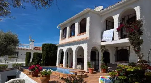 Villa Flora, Забронировать Вилла Коттеджи Нерха, рядом с Пляж Бурриана, Коттедж