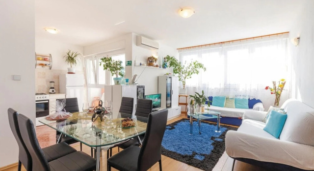 Amazing Home in Omis With Wifi and 2 Bedrooms, Book Lejlighed Hoteller i Zakučac med parkering, Parkering