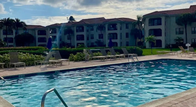 Коттедж Oceanfront Condo on Seven Mile Beach