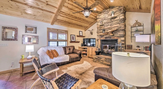 Коттедж с 3 комнатами с балконом Cozy Ruidoso Cabin Retreat w/ Private Hot Tub