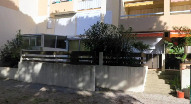 Studio 4 Couchages Avec Grande Terrasse En Rez-De-Jardin À Deux Pas Des Plages, Rezerwuj Apartament Hotele w Camargue z parkingiem, Parking
