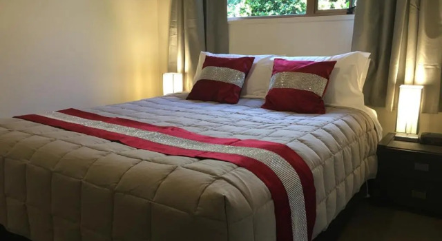Апартаменты Colonial Lodge Motel