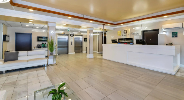 Quality Inn Sunshine Suites, Забронировать Отель Отели Британской Колумбии с парковкой, Парковка
