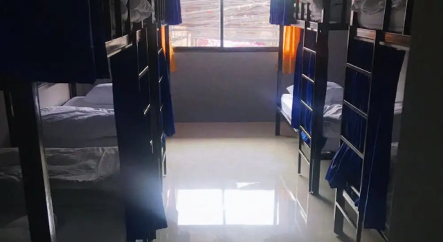 Кровать в общем номере с балконом Doze Hostel