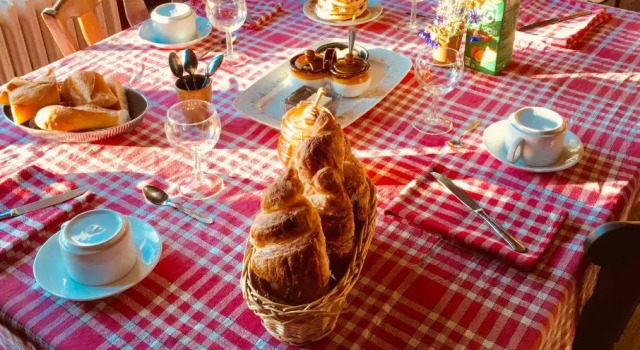 Chambres chez l'habitant et table d'hôtes Crocq, Book Bed and Breakfast Hoteller i Creuse med parkering, Parkering