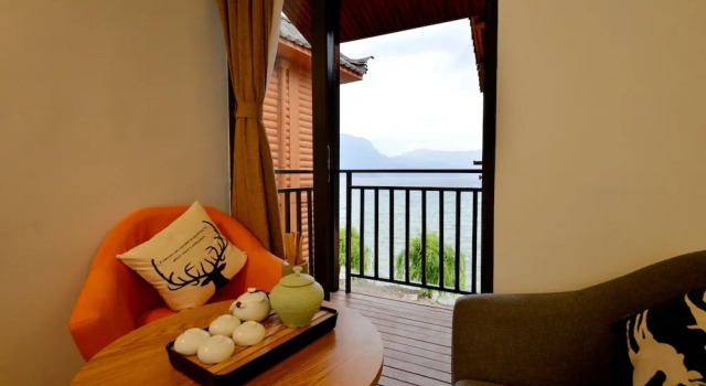 Люкс с балконом и с видом на воду Lijiang Guanlanyue Inn