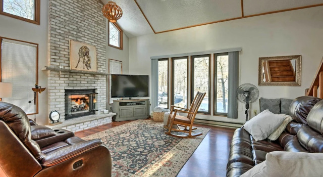 Poconos Vacation Rental w/ Pool Access & Hot Tub!, Rezervați Hotel Bushkill Pike County
