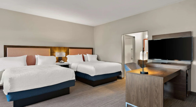 Люкс с балконом Hampton Inn & Suites Petoskey