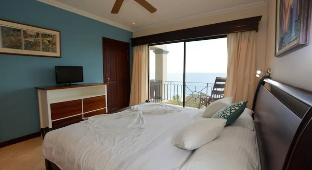 Номер Standard Fifth-Floor Condo with Breathtaking Ocean Views, Stylish Interior & Prime Location Near Flamingo Beach