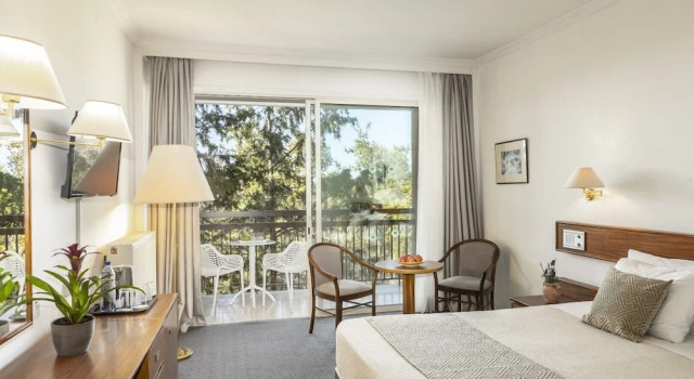 O podwyższonym standardzie dwuosobowy pokój i balkonem Forest Park Hotel