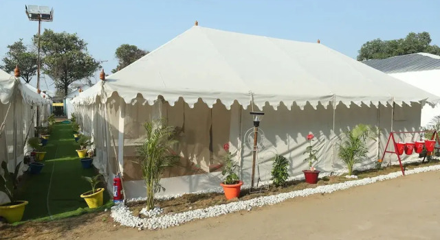 Тент с красивым видом из окна Adipurushaya Ram Resort Near Arail Ghat