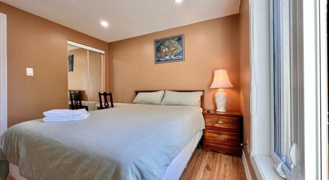 Номер Classic Cozy Home Near Transit & Hillcrest Mall with Free Parking