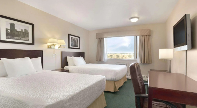 Четырёхместный номер Standard с красивым видом из окна Days Inn by Wyndham Lethbridge