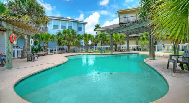 Коттедж 2 Homes in Las Palmeras by Avantstay Sleeps 18, Resort Pool + Private Patio Walk to Town, Golf Cart Zone