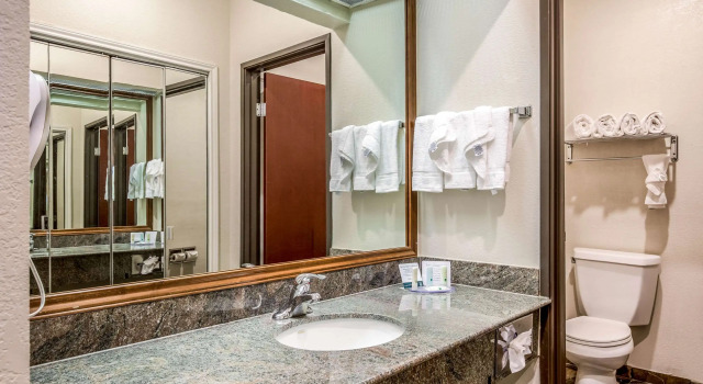 Четырёхместный люкс Quality Inn & Suites Seabrook- NASA- Kemah