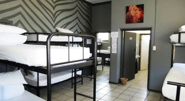 Кровать в общем номере Riverlodge Backpackers