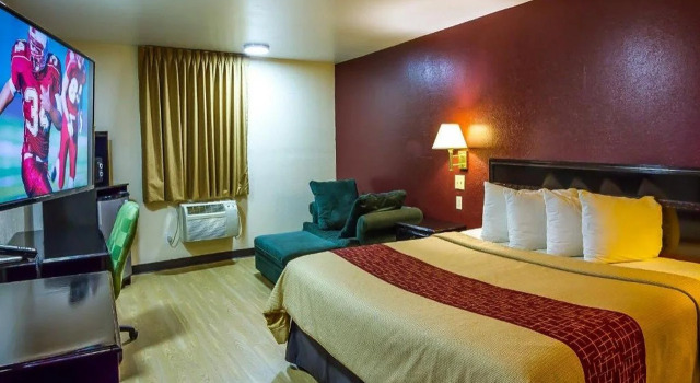 Red Roof Inn & Suites Piqua - I-75, Book Hotel Hoteller i Piqua med parkering, Parkering
