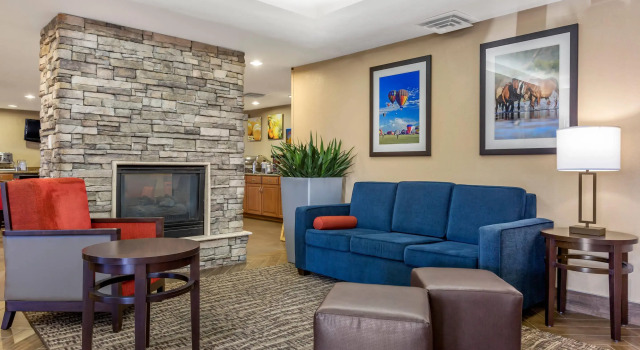 Comfort Inn & Suites Phoenix North - Deer Valley, Забронировать Отель Дир-Вэлли 