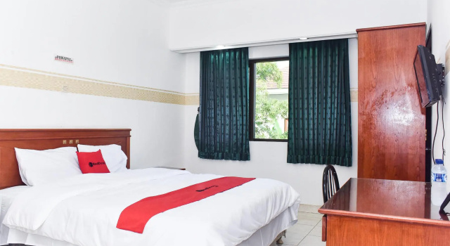 Номер Standard RedDoorz near Lenmarc Mall Surabaya