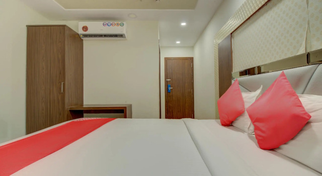 OYO 73944 Hotel Hometown, Забронировать Отель Отели штата Махараштры 3 звезды, 3*