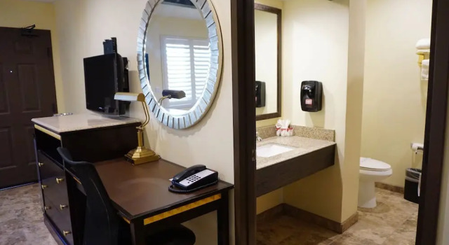 Четырёхместный номер Economy Tuscan Garden Inn
