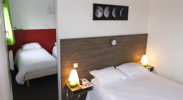 Четырёхместный номер Standard Hôtel Le Cosy Blois Villebarou