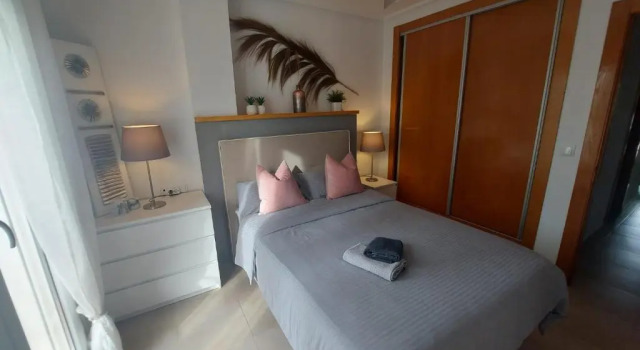 Апартаменты Beautiful 2 Bedroom Apartment with Stunning Views Over The Gardens - ER1712