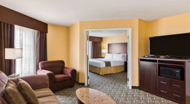 Двухместный люкс с 2 комнатами Holiday Inn Express Hotel & Suites San Jose-Morgan Hill by IHG
