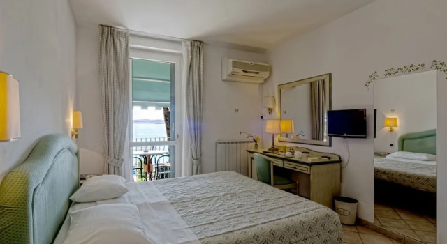 Двухместный номер Standard с балконом и с видом на озеро Hotel Kursaal - Umbria
