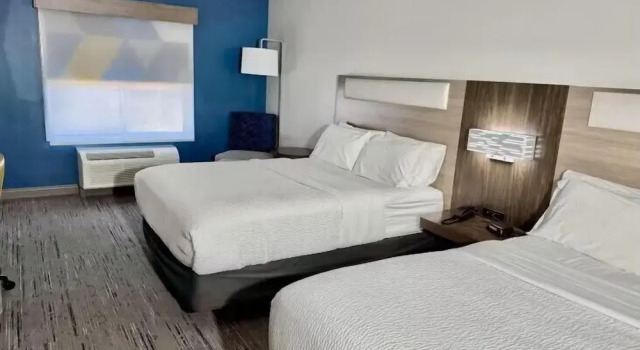 Четырёхместный номер Standard Holiday Inn Express & Suites Topeka North by IHG