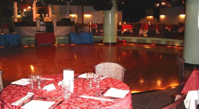 Кровать в общем номере Hotel Akrabello