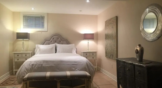 Lion's Head Bed & Breakfast, Забронировать Отель «постель и завтрак» Отели Ниагара Фолс с парковкой, рядом с Крытый аквапарк Фоллсвью, Парковка