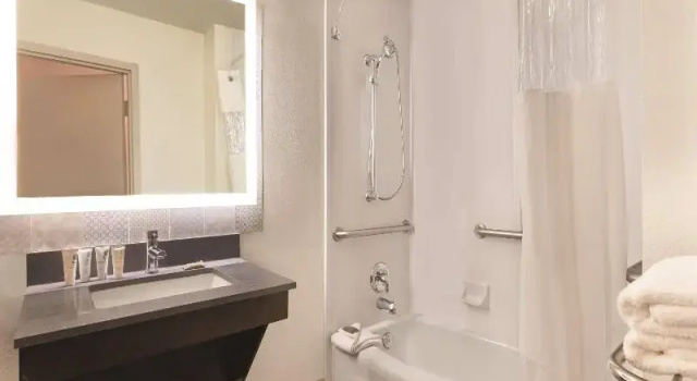 Четырёхместный номер Standard Country Inn & Suites by Radisson, North Little Rock, AR