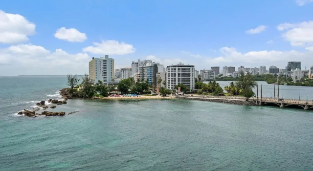 Oceanfront Old San Juan Charm Private Rooftop, Забронировать Апартаменты/квартира Сан-Хуан-Антигуо , рядом с Конференц-центр Пуэрто-Рико