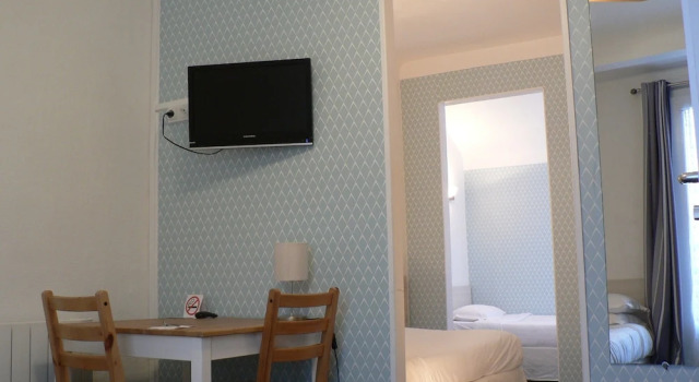 Четырёхместный номер Standard с балконом Hôtel Les Alizés