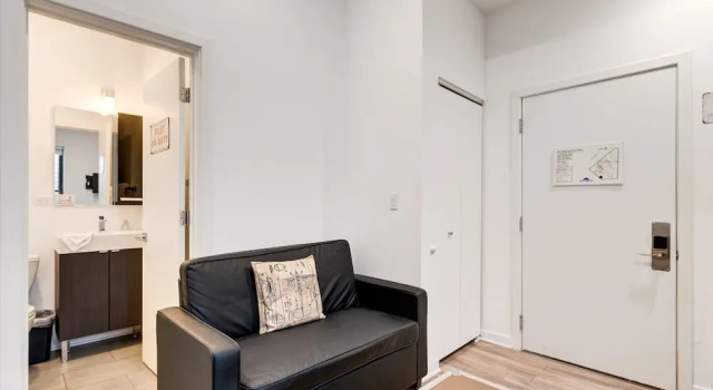 Amenities No Hotel Room Can Match! Full Kitchen And In-unit Laundry! - 747 Lofts Cabin 306  by RedAwning, Varaa Hotelli Chicago 